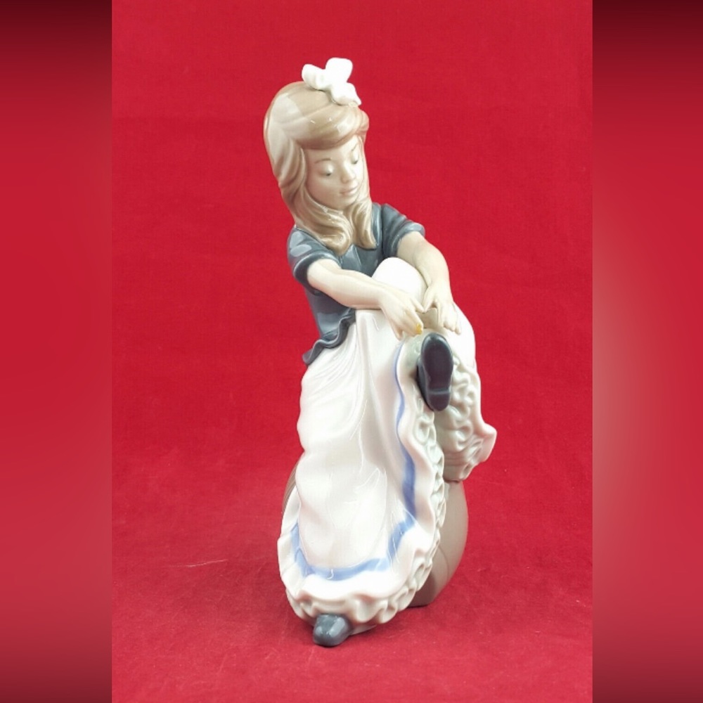 NAO- BY Lladro Tying my shoe-1985